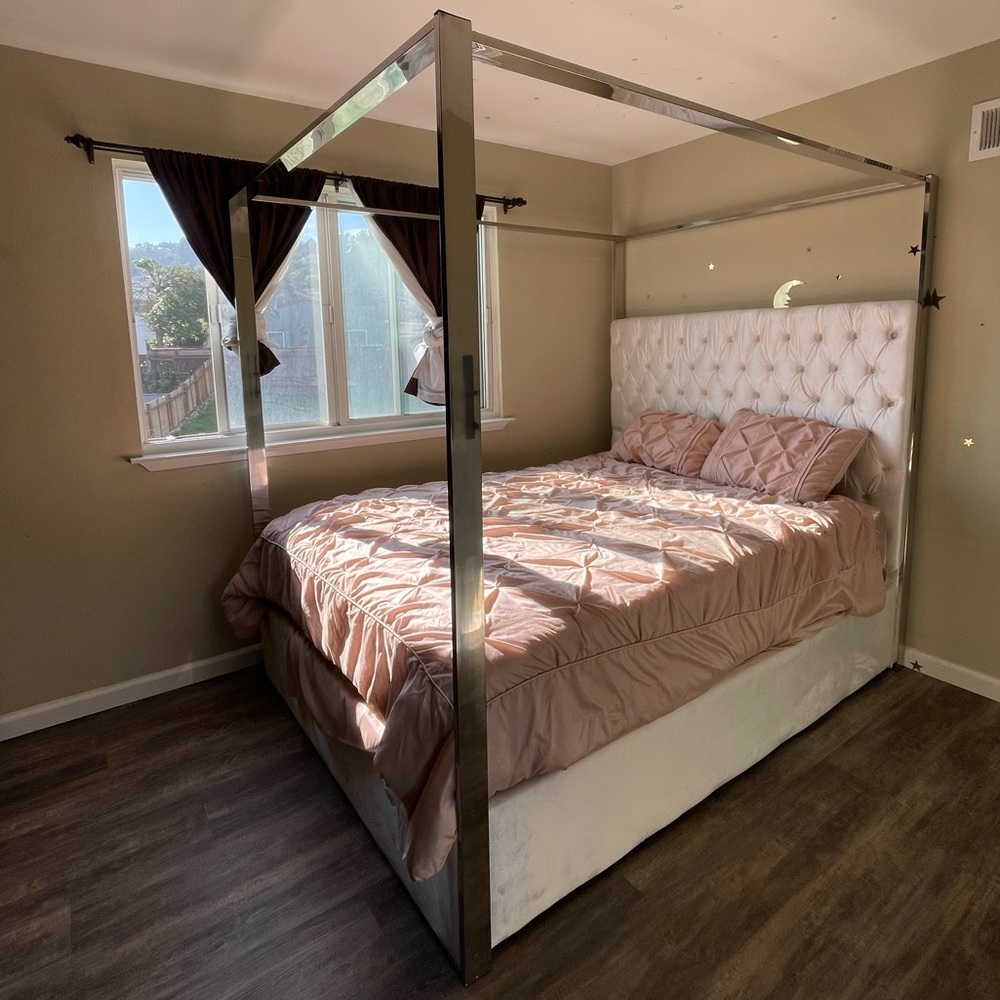 Queen bedframe